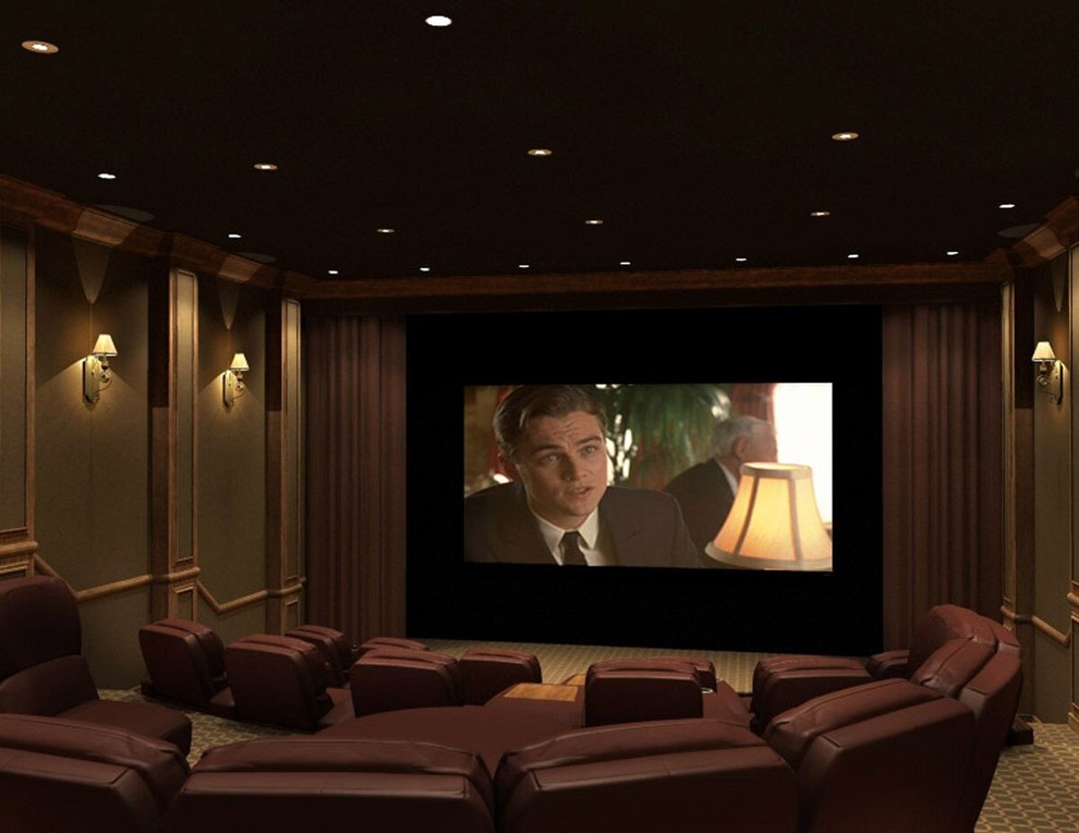 На фото: огромный изолированный домашний кинотеатр в классическом стиле с ковровым покрытием и проектором