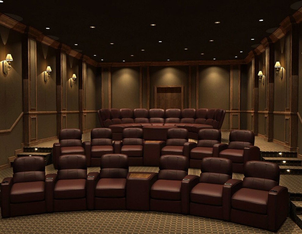 Пример оригинального дизайна: огромный изолированный домашний кинотеатр в классическом стиле с ковровым покрытием и проектором