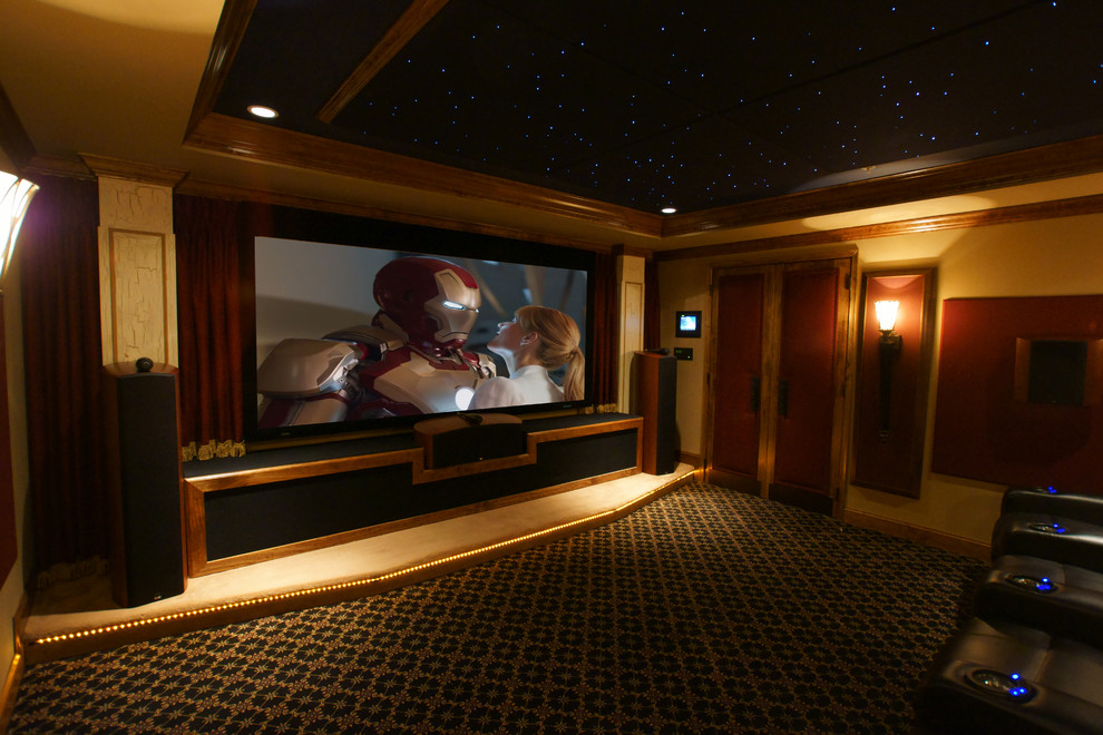 Foto de cine en casa cerrado tradicional pequeño con paredes amarillas, moqueta y pantalla de proyección
