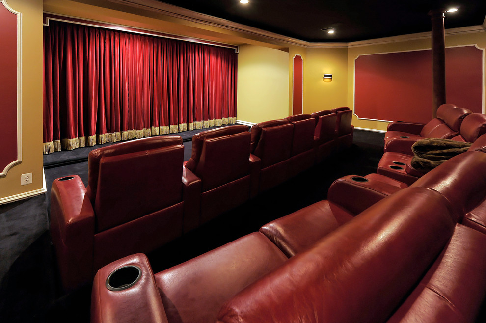 Пример оригинального дизайна: домашний кинотеатр в классическом стиле с желтыми стенами