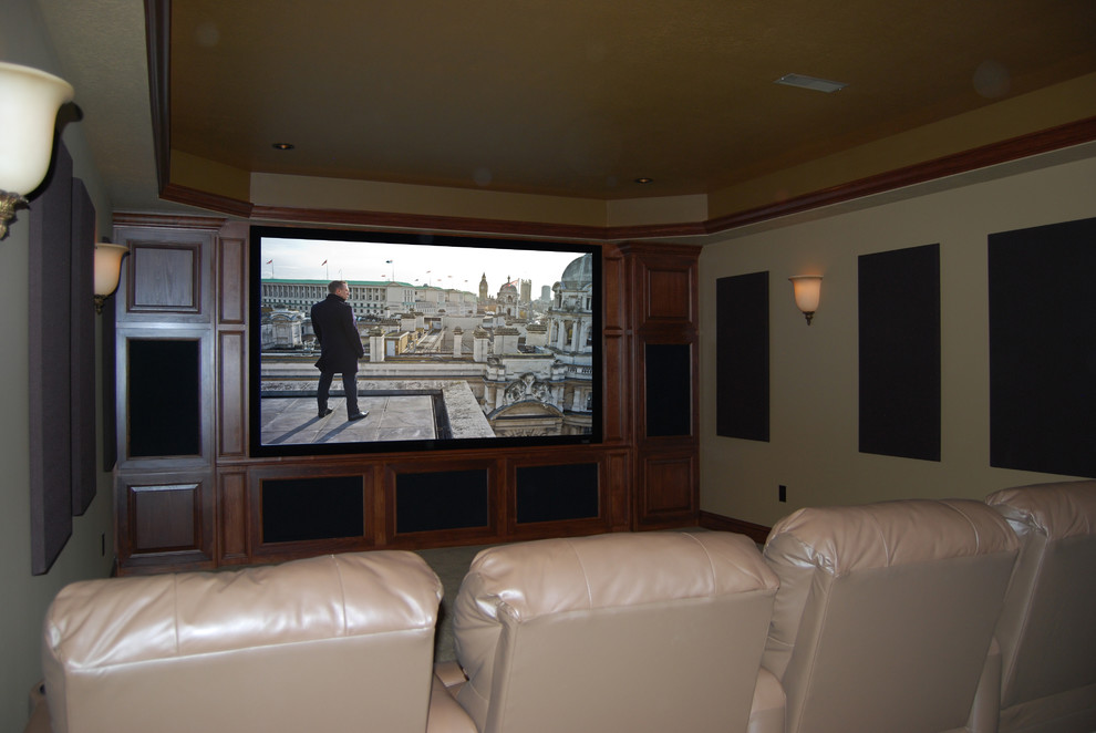 Стильный дизайн: изолированный домашний кинотеатр среднего размера в стиле модернизм с бежевыми стенами, ковровым покрытием и проектором - последний тренд
