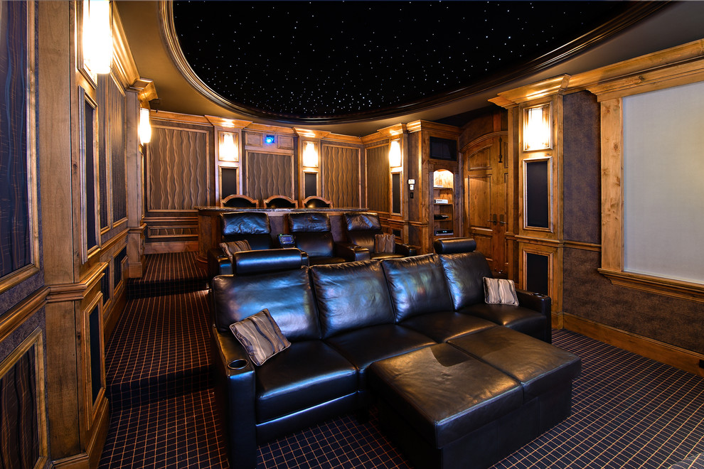 На фото: изолированный домашний кинотеатр в классическом стиле с проектором, ковровым покрытием и разноцветным полом с
