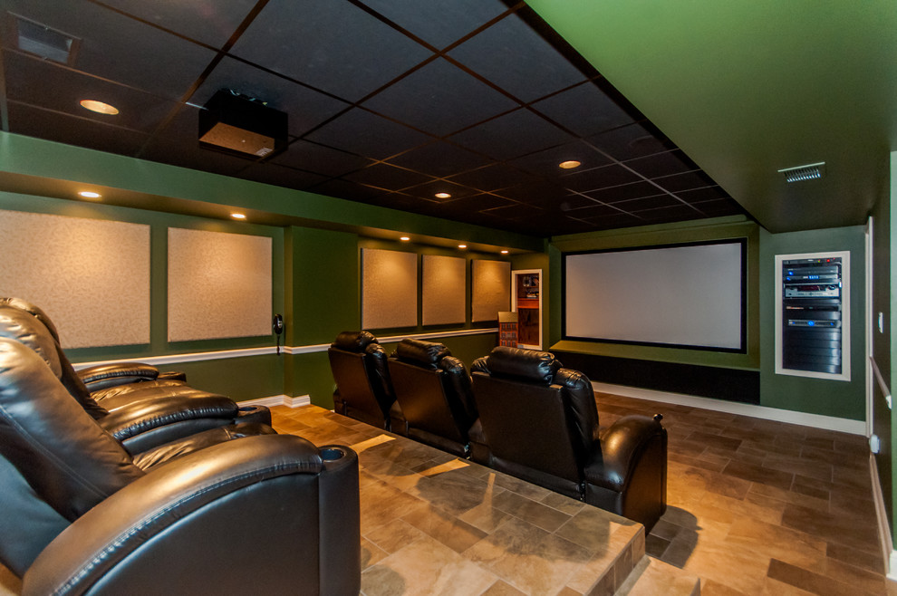 На фото: открытый домашний кинотеатр в современном стиле с зелеными стенами, полом из терракотовой плитки, проектором и серым полом с