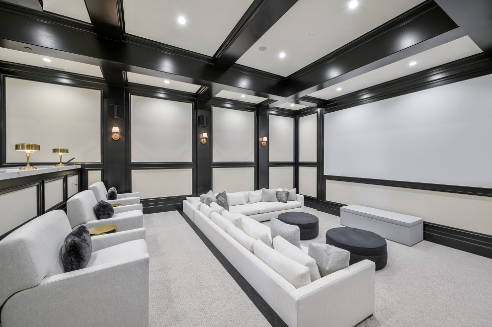 На фото: изолированный домашний кинотеатр в современном стиле с белыми стенами, ковровым покрытием, проектором и серым полом с