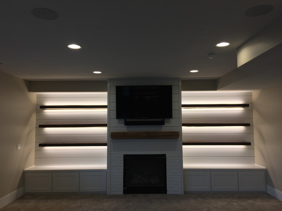 Пример оригинального дизайна: изолированный домашний кинотеатр среднего размера в стиле неоклассика (современная классика) с серыми стенами, ковровым покрытием и телевизором на стене
