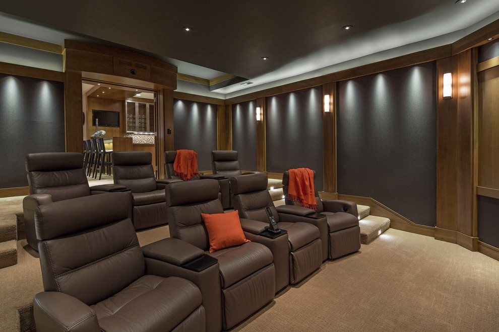 Diseño de cine en casa cerrado clásico renovado de tamaño medio con paredes grises, moqueta y pantalla de proyección