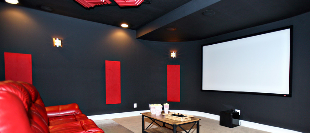 Diseño de cine en casa abierto bohemio grande con paredes azules, moqueta y pantalla de proyección