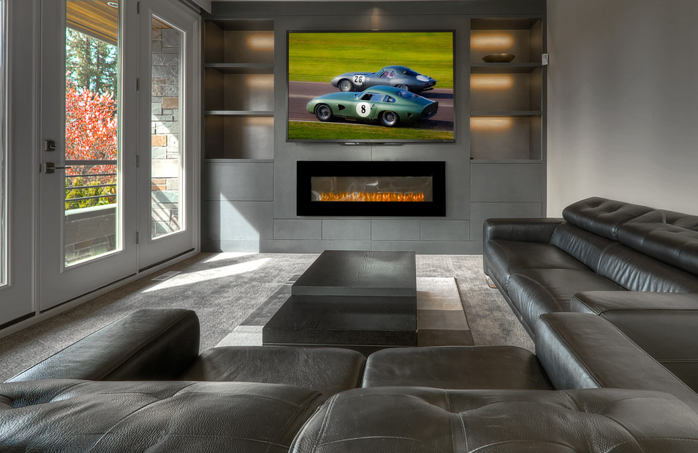 Idéer för mellanstora funkis avskilda hemmabior, med grå väggar, heltäckningsmatta, en väggmonterad TV och grått golv