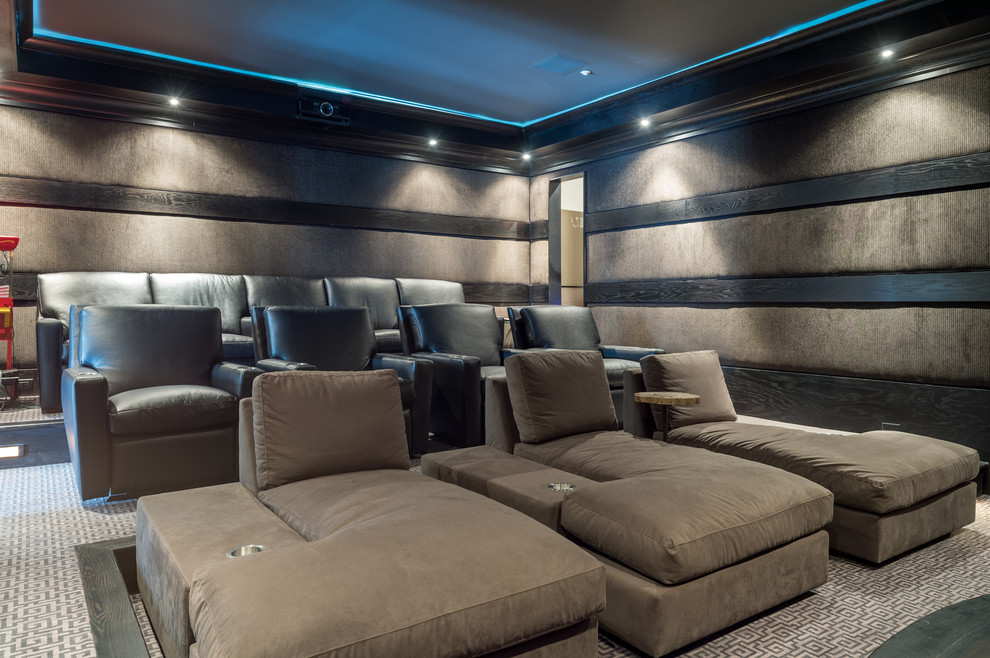 Свежая идея для дизайна: большой изолированный домашний кинотеатр в современном стиле с разноцветными стенами, ковровым покрытием и проектором - отличное фото интерьера