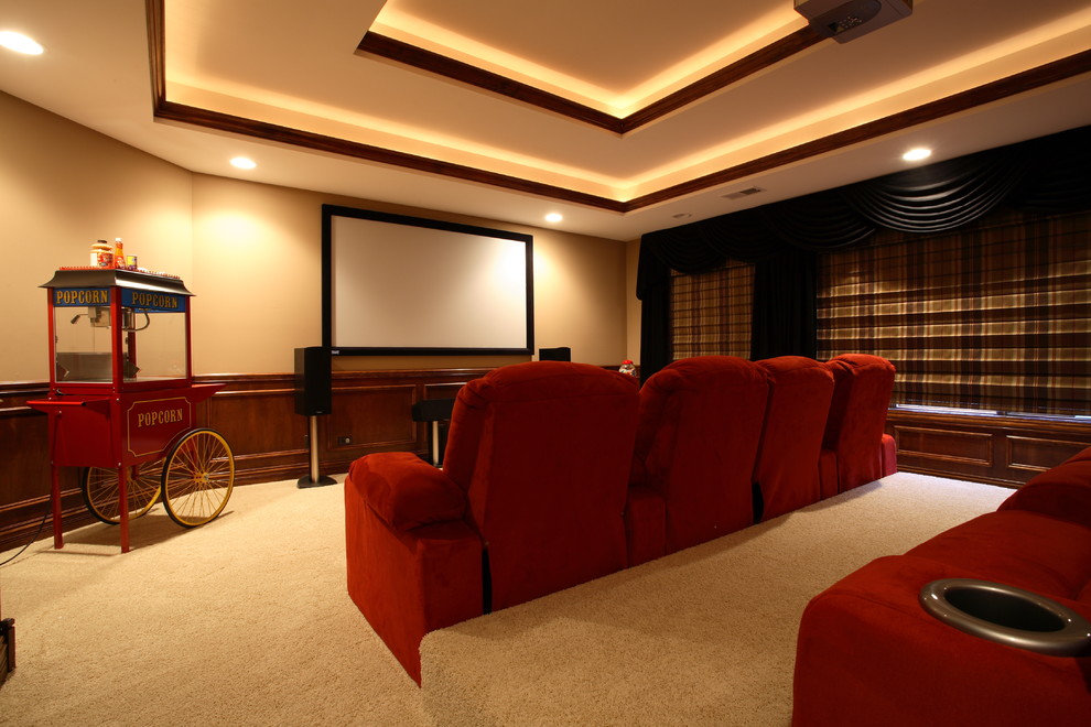 На фото: изолированный домашний кинотеатр в классическом стиле с телевизором на стене с