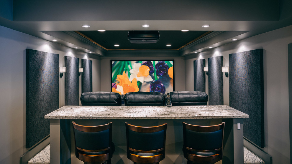 Ejemplo de cine en casa cerrado moderno de tamaño medio con paredes grises, moqueta, pantalla de proyección y suelo gris