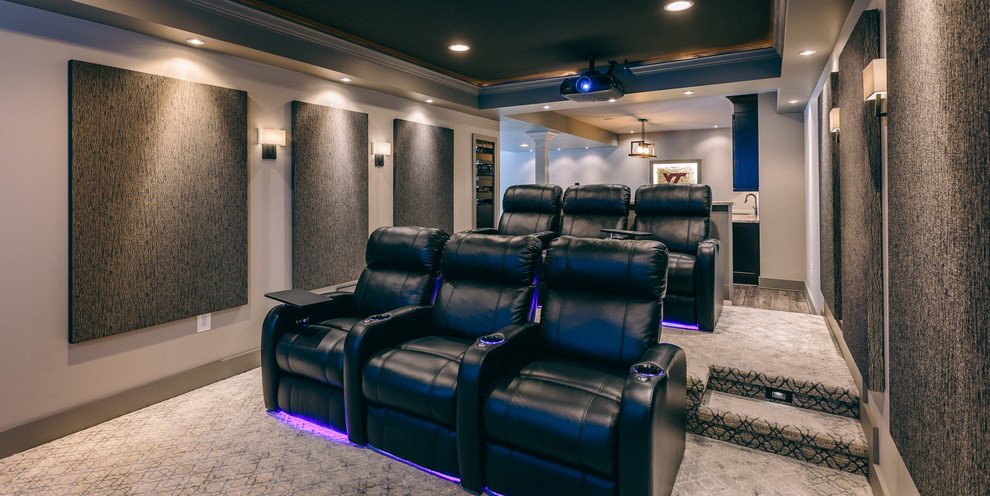Aménagement d'une salle de cinéma moderne de taille moyenne et fermée avec un mur gris, moquette, un écran de projection et un sol gris.