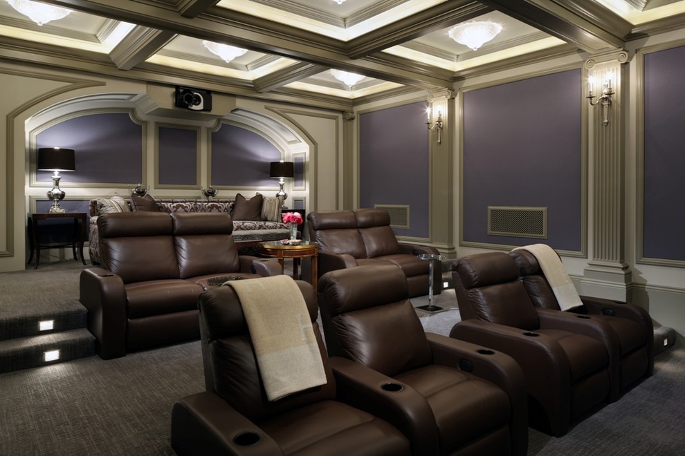 Cette image montre une salle de cinéma traditionnelle.