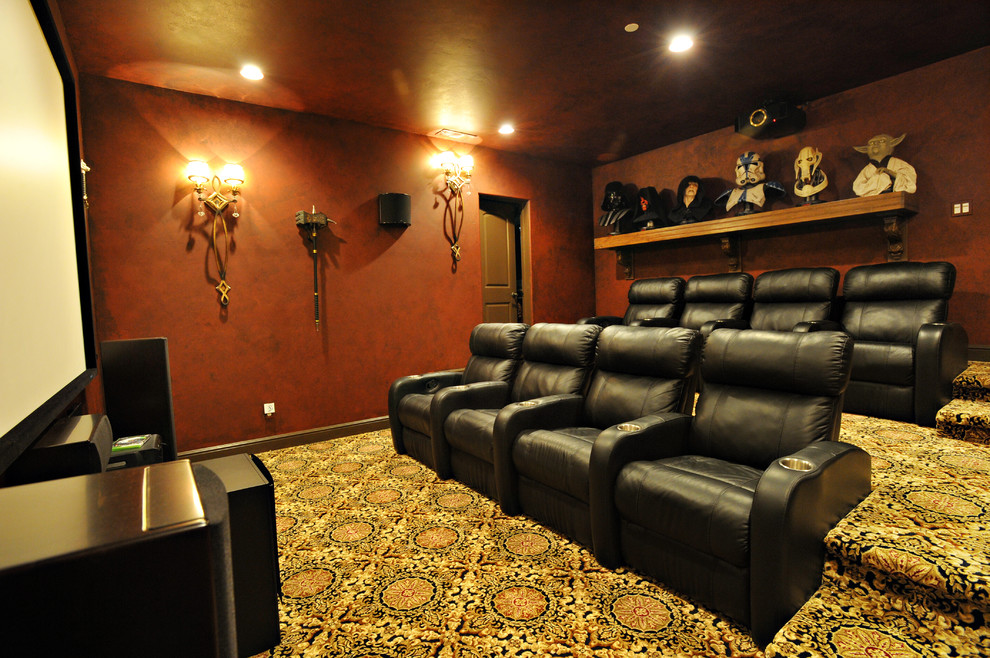 На фото: изолированный домашний кинотеатр среднего размера в средиземноморском стиле с красными стенами, ковровым покрытием, проектором и разноцветным полом с