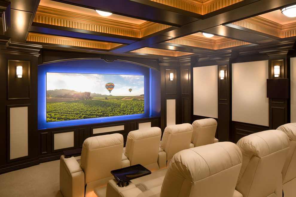 Foto de cine en casa cerrado tradicional con paredes blancas, moqueta, pantalla de proyección y suelo beige