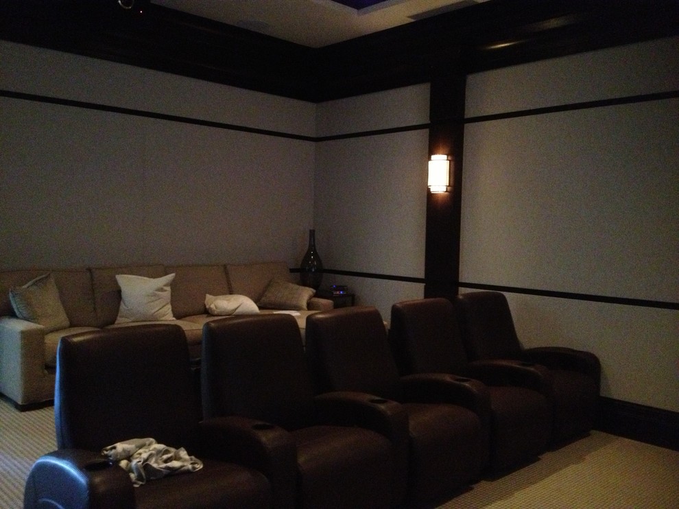 Modelo de cine en casa cerrado actual grande con paredes blancas, moqueta y pantalla de proyección