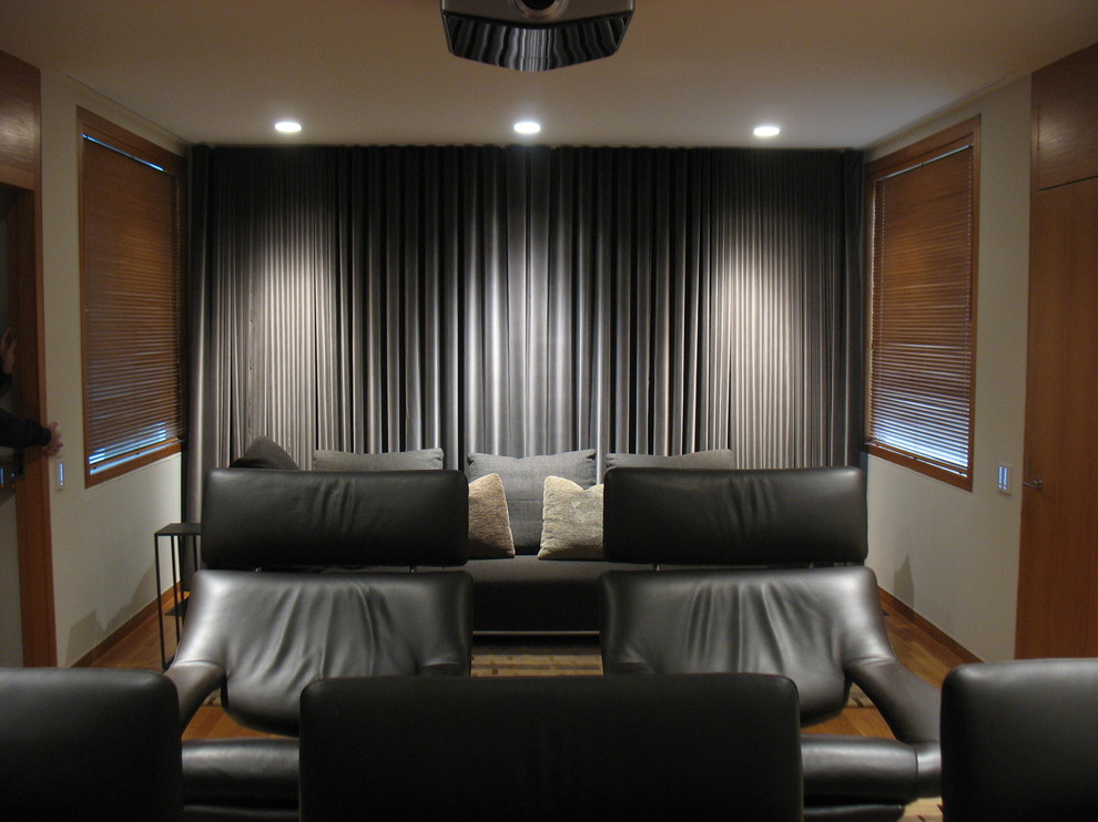 Свежая идея для дизайна: домашний кинотеатр в стиле модернизм - отличное фото интерьера