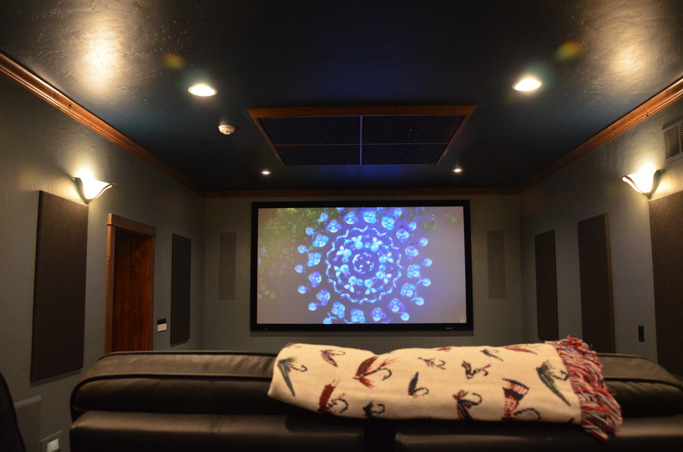Пример оригинального дизайна: изолированный домашний кинотеатр среднего размера в классическом стиле с серыми стенами, ковровым покрытием, проектором и серым полом