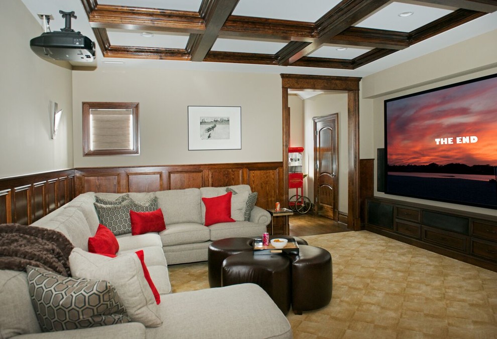 Mittelgroßes, Abgetrenntes Klassisches Heimkino mit beiger Wandfarbe, Teppichboden, Leinwand und beigem Boden in New York