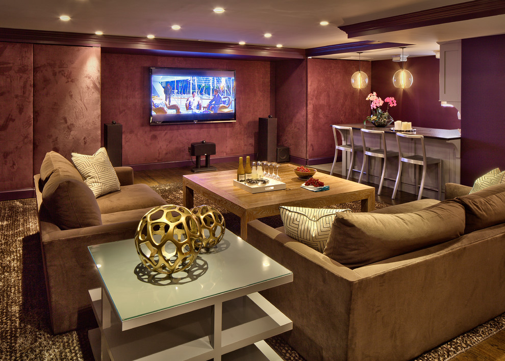 Foto di un home theatre classico chiuso con pareti viola, pavimento in legno massello medio e TV a parete