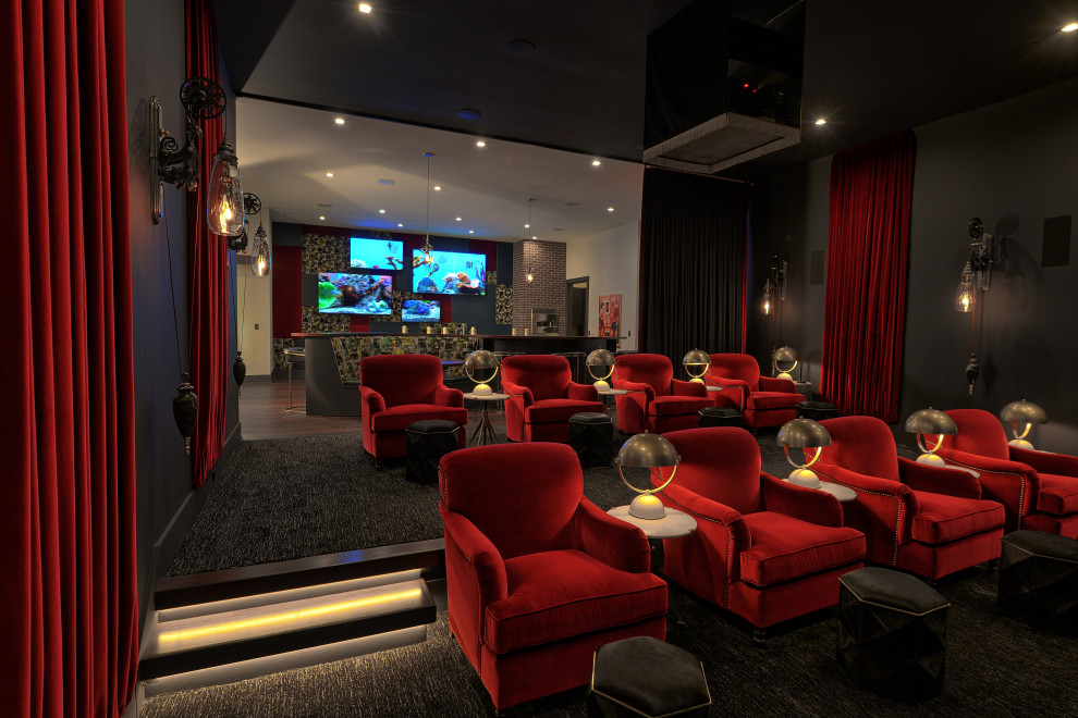 На фото: большой открытый домашний кинотеатр в стиле модернизм с черными стенами, ковровым покрытием, проектором и разноцветным полом