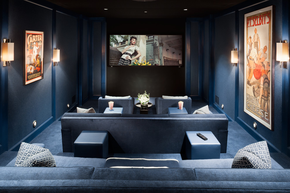 Aménagement d'une grande salle de cinéma classique fermée avec un mur bleu, moquette, un écran de projection et un sol bleu.