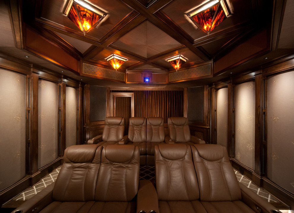 Пример оригинального дизайна: домашний кинотеатр в классическом стиле