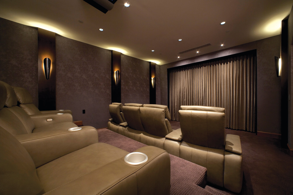 Стильный дизайн: большой изолированный домашний кинотеатр в классическом стиле с фиолетовыми стенами, ковровым покрытием, проектором и фиолетовым полом - последний тренд