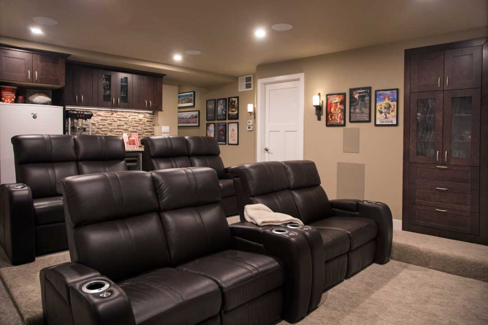 Modelo de cine en casa cerrado clásico renovado grande con paredes beige, moqueta, televisor colgado en la pared y suelo beige
