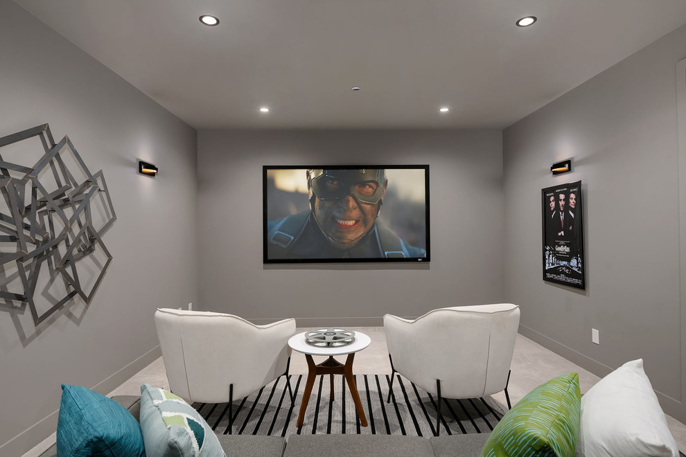Foto de cine en casa cerrado contemporáneo con paredes grises, televisor colgado en la pared y suelo gris