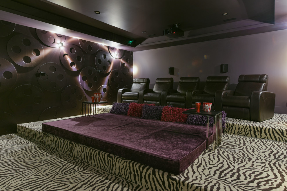 Idée de décoration pour une grande salle de cinéma minimaliste fermée avec un mur violet, moquette, un écran de projection et un sol multicolore.