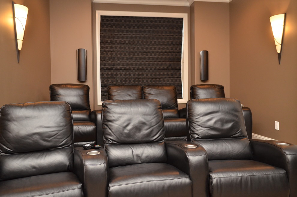 Cette photo montre une salle de cinéma tendance avec un mur marron et un téléviseur fixé au mur.