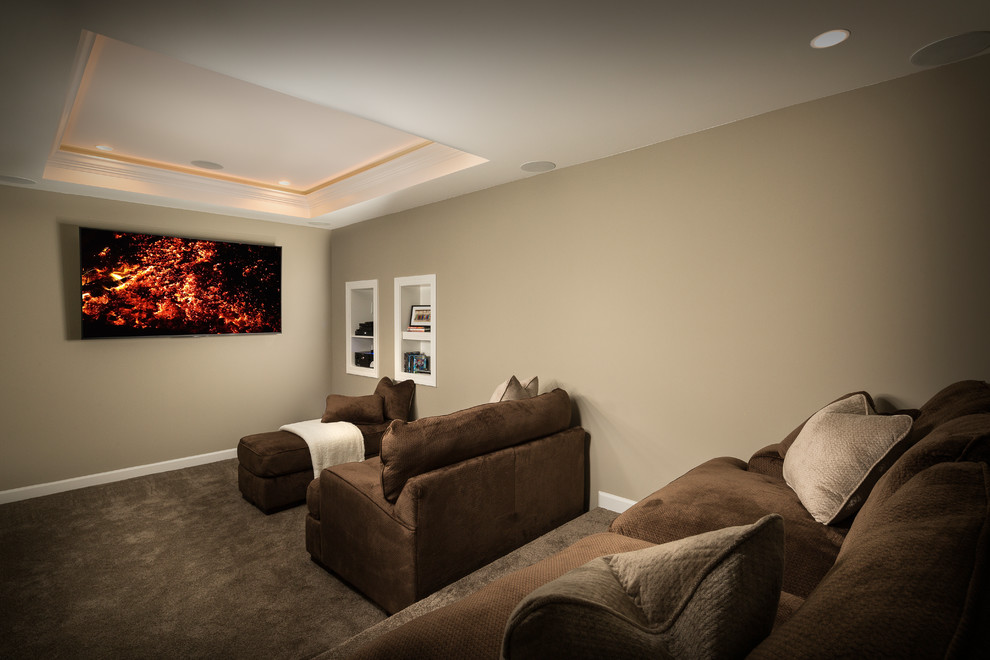 На фото: изолированный домашний кинотеатр среднего размера в стиле модернизм с бежевыми стенами, ковровым покрытием и телевизором на стене