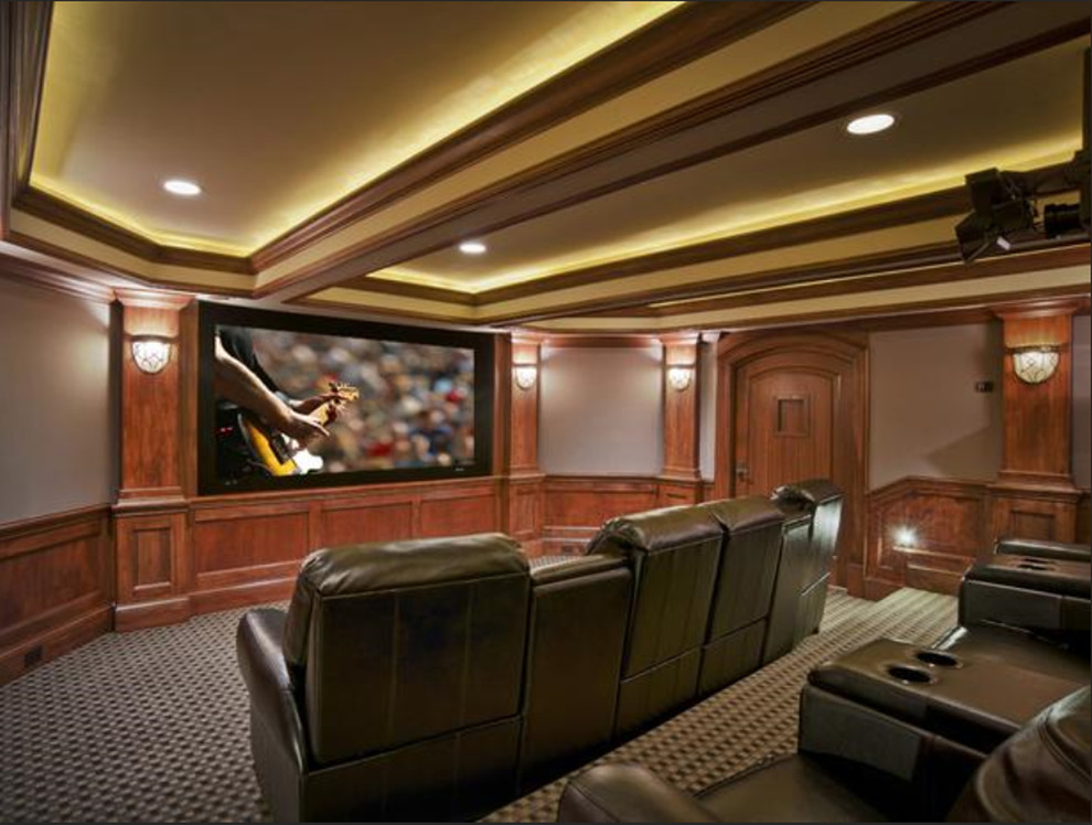 Immagine di un home theatre chic di medie dimensioni e chiuso con pareti beige, schermo di proiezione, moquette e pavimento multicolore