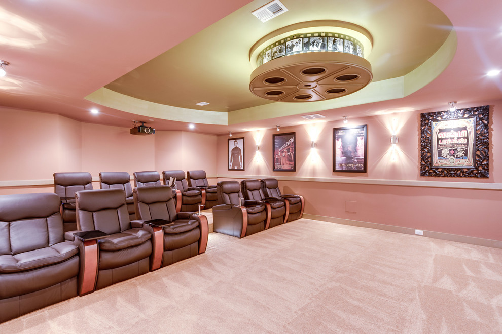 На фото: изолированный домашний кинотеатр в классическом стиле с оранжевыми стенами, ковровым покрытием, проектором и оранжевым полом с