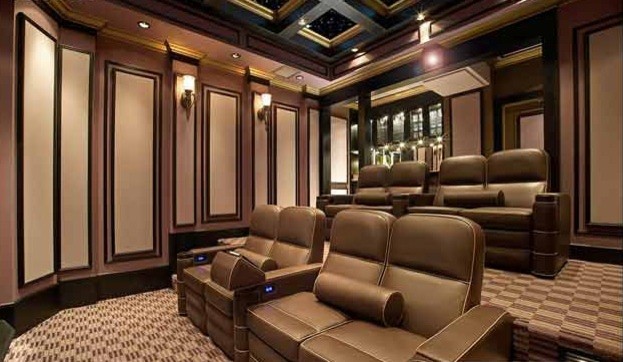 Источник вдохновения для домашнего уюта: большой изолированный домашний кинотеатр в классическом стиле с бежевыми стенами, ковровым покрытием и проектором