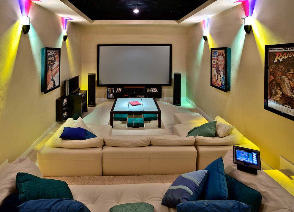 Ejemplo de cine en casa cerrado actual con paredes amarillas, moqueta, televisor colgado en la pared y suelo beige