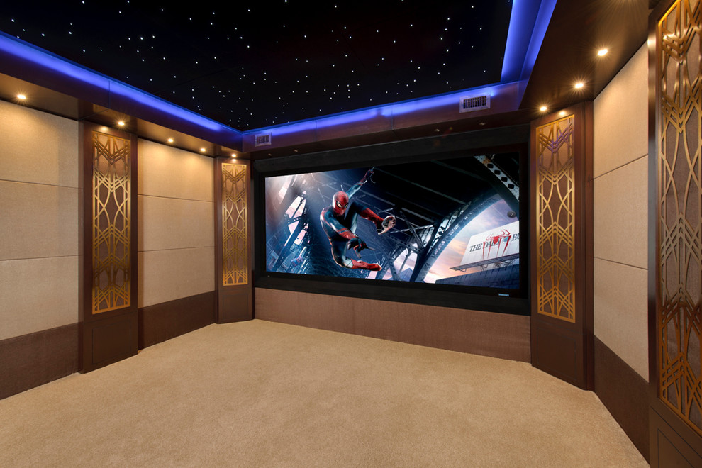 Пример оригинального дизайна: изолированный домашний кинотеатр среднего размера в современном стиле с бежевыми стенами, ковровым покрытием и проектором
