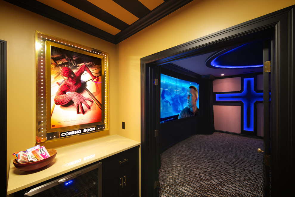 Пример оригинального дизайна: большой изолированный домашний кинотеатр в стиле модернизм с коричневыми стенами, ковровым покрытием и проектором