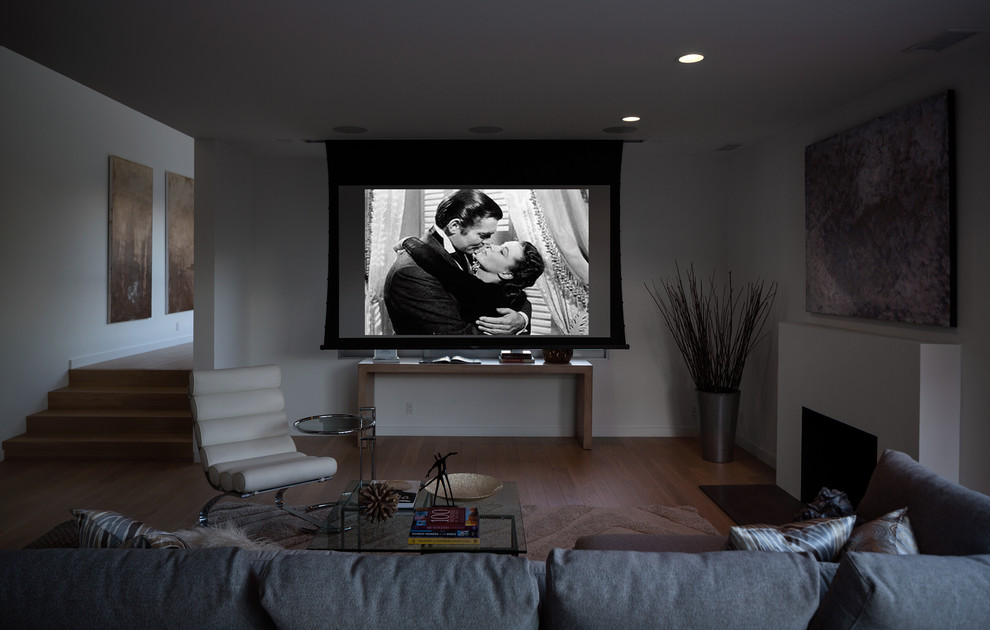 Foto de cine en casa cerrado contemporáneo de tamaño medio con paredes blancas, suelo de madera clara y pantalla de proyección