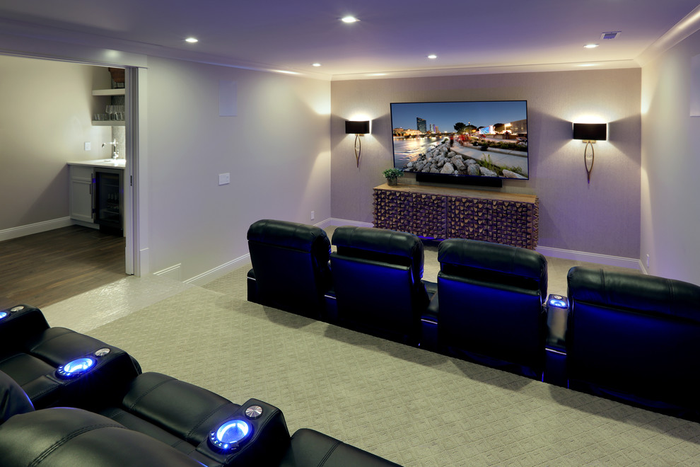 Foto på ett mellanstort lantligt avskild hemmabio, med heltäckningsmatta, en väggmonterad TV, beiget golv och grå väggar