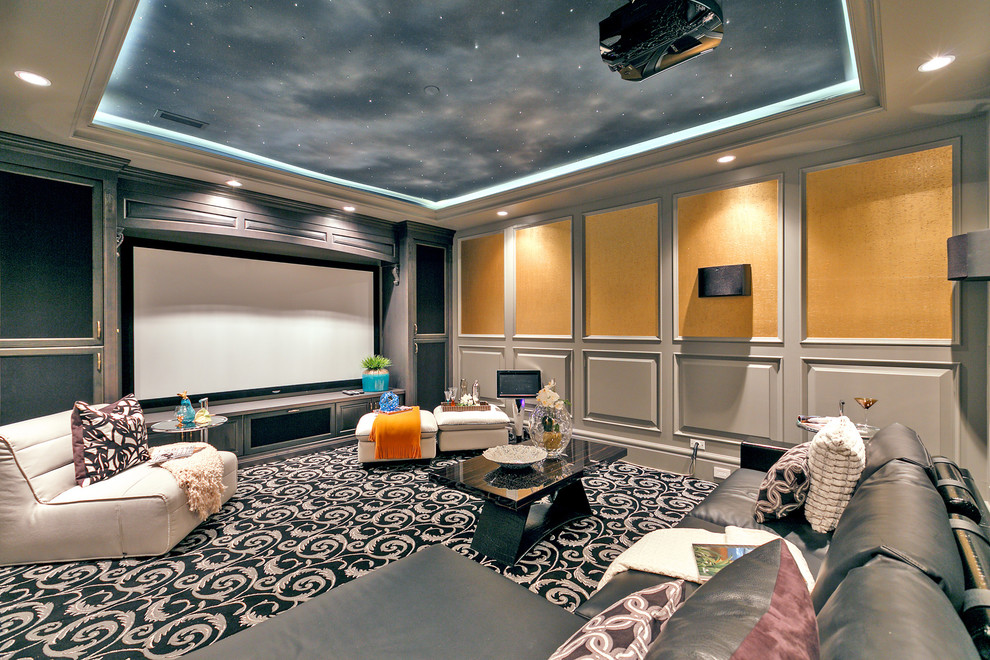 Esempio di un home theatre tradizionale con pareti grigie, moquette, schermo di proiezione e pavimento multicolore