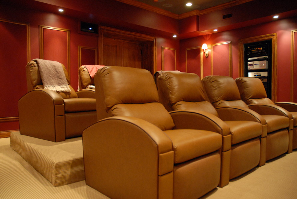 Свежая идея для дизайна: большой изолированный домашний кинотеатр в классическом стиле с красными стенами, ковровым покрытием и проектором - отличное фото интерьера