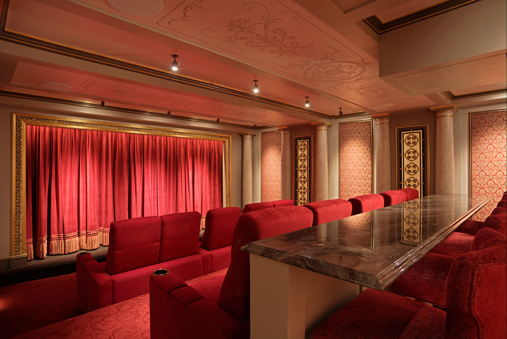 Стильный дизайн: огромный домашний кинотеатр в классическом стиле с коричневыми стенами, ковровым покрытием и красным полом - последний тренд