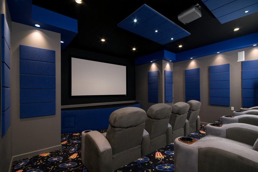 Imagen de cine en casa actual con paredes grises, moqueta, pantalla de proyección y suelo multicolor