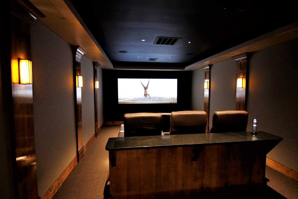 Пример оригинального дизайна: изолированный домашний кинотеатр среднего размера с бежевыми стенами, ковровым покрытием, проектором и коричневым полом