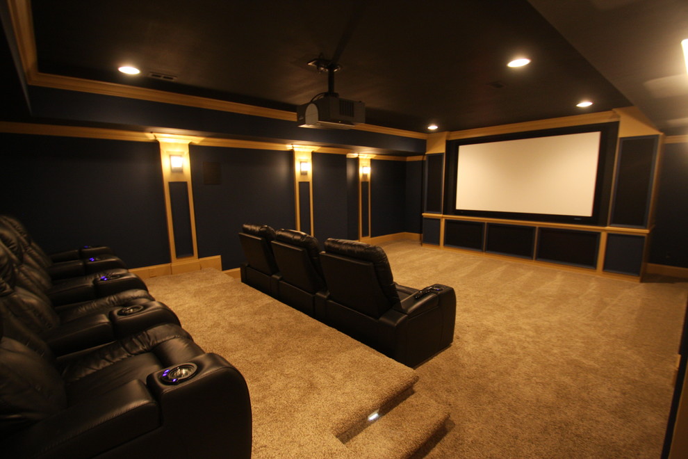 Foto di un grande home theatre chic chiuso con moquette, schermo di proiezione, pareti nere e pavimento beige
