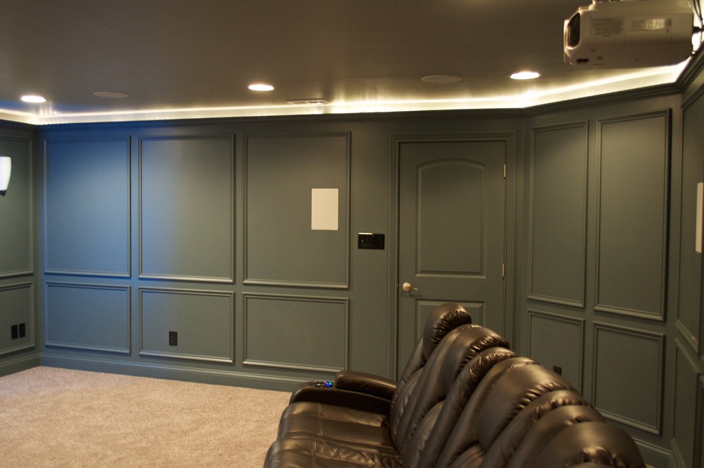 На фото: изолированный домашний кинотеатр среднего размера с серыми стенами, ковровым покрытием и проектором с