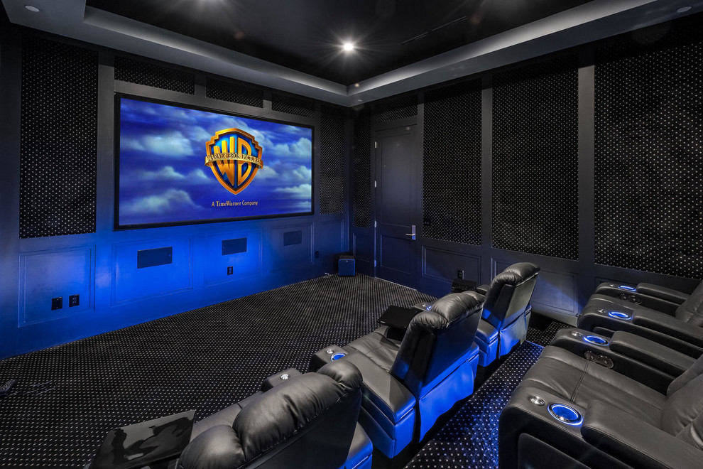 На фото: изолированный домашний кинотеатр в стиле неоклассика (современная классика) с черными стенами, ковровым покрытием, проектором и черным полом с
