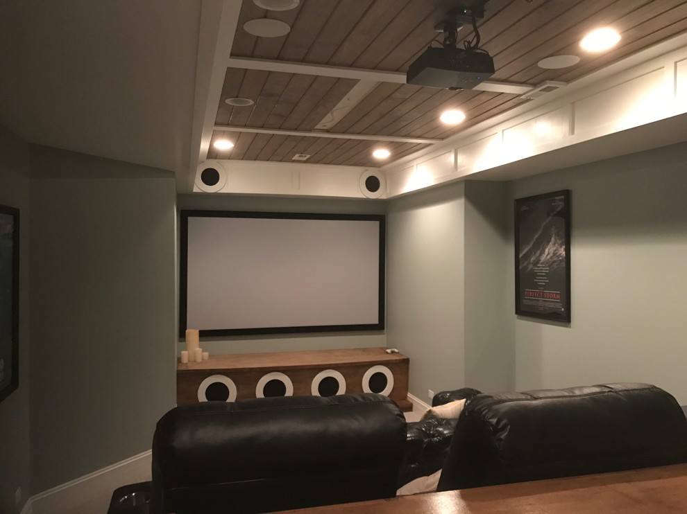 Ejemplo de cine en casa cerrado tradicional renovado pequeño con paredes grises y pantalla de proyección